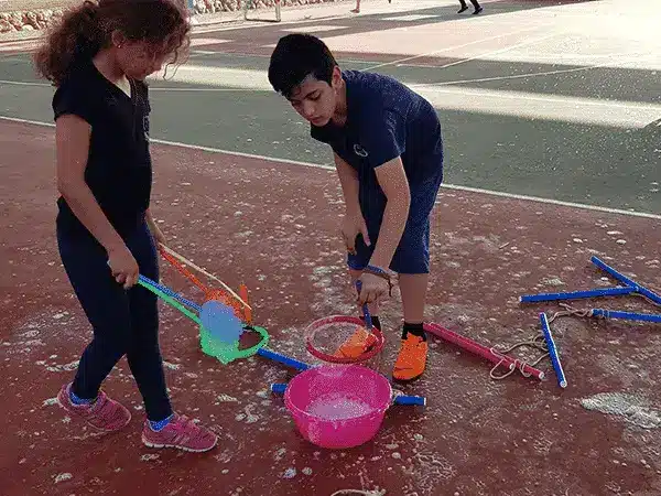 ילדים משחקים בהפעלת בועות סבון של קרקסיוסי